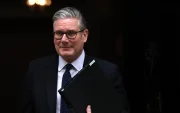 El primer ministro británico, Keir Starmer, sale de su residencia en el número 10 de Downing Street en Londres, Gran Bretaña, el 20 de abril de 2026.