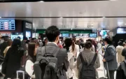 Gente a la espera en la estación de Sendai, noreste de Japón.