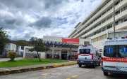 Una madre de familia pagó 50 dólares para que una ambulancia cargue combustible y su hijo sea trasladado a Quito.
