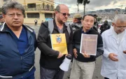 Personal de salud junto a la Federación Médica realizaron una manifestación en el Hospital Pablo Arturo Suárez, en Quito, para exigir soluciones a la crisis de salud.