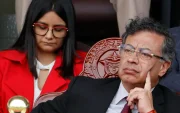 La jefa administrativa de Presidencia, Angie Rodríguez (atrás), y el presidente de Colombia, Gustavo Petro, en Colomvbia.