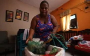 Tita Estupiñán refrigera sus alimentos en una hielera, ante el corte de luz prolongado que sufre la cooperativa Santiaguito Roldós.
