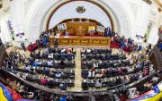 Parlamentarios asisten a una sesión este martes, 21 de abril de 2026, en Caracas (Venezuela).
