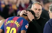 El delantero del FC Barcelona Lamine Yamal (i) junto a su entrenador Hans-Dieter Flick tras lesionarse, durante el partido de la jornada 33 de LaLiga que FC Barcelona y Celta de Vigo disputan hoy miércoles en el Camp Nou.