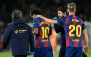 El delantero del FC Barcelona Lamine Yamal (2i) se retira lesionado durante el partido de la jornada 33 de LaLiga que FC Barcelona y Celta de Vigo.