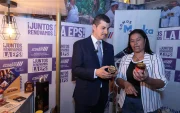 Miguel González, presidente de la Cámara de Comercio de Guayaquil, junto a la emprendedora Milagro Jiménez.