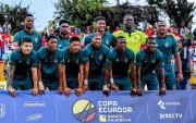 El zaguero central Wilder Estupiñán (segundo arriba desde la derecha) tomó el puesto de arquero de El Nacional en el partido ante Dumanis, en Tulcán, por los treintaidosavos de final de la Copa Ecuador.
