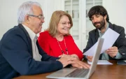 El trámite de jubilación por vejez en el IESS se realiza de forma digital a través del portal institucional.