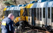 Los servicios de emergencia inspeccionan el lugar del accidente tras la colisión de dos trenes entre Hilleroed y Kagerup en Isteroedvejen, Dinamarca, este jueves.