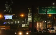 Transporte pesado mueve carga pesada de noche.