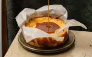 La inspiración de la tarta vasca se transformó en una propuesta única al incorporar el queso manaba.