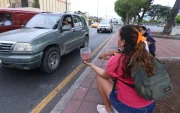 Una mujer vende caramelos en la calle en Guayaquil.