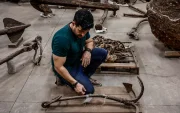 El arqueólogo Enrique Vences,observando varios tipos de anclas y otros equipos navales hallados en las excavaciones del Muelle de Valongo, en Río de Janeiro (Brasil).