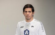 Adrián durante su primera sesión de fotos como participante de una cartelera de la UFC