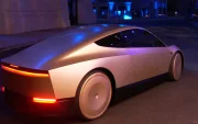Musk presentó el Cybercab el 10 de octubre de 2024 en los estudios Warner Bros. Burbank de California.
