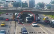 El vehículo pesado quedó atascado en la parte inferior de un puente en la avenida Francisco de Orellana, en el norte de Guayaquil.