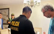 Policía junto al exjefe de la Oficina Nacional de Procesos Electorales (ONPE), Piero Corvetto (derecha), durante una redada en su domicilio en Lima el 24 de abril de 2026.