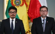 Los cancilleres de Bolivia, Fernando Aramayo (i), y de Chile, Francisco Pérez Mackenna, este jueves, en La Paz (Bolivia).