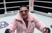 Con indumentaria afelpada y gafas celebró la victoria el ecuatoriano Martín Parra en One Championship.