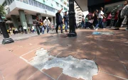 Adoquines dañados en la avenida 9 de Octubre y su intersección con la calle Chimborazo, en el centro de Guayaquil.