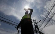 Un agente civil de tránsito de la capital trabaja turnos de ocho o incluso de 12 horas diarias. Usan gorras, buffs y se les aconseja usar protector solar.
