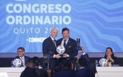 Gianni Infantino, presidente de la FIFA (i) y Alejandro Domínguez, titular de la Conmebol, trataron el jueves en Quito diferentes temas e ideas de interés para la región, entre ellas la organización de la Copa América 2032.