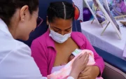 La libreta de salud busca que madres, padres y cuidadores participen activamente en el seguimiento del desarrollo infantil.