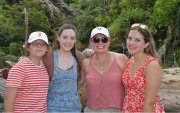 Úrsula Strenge con sus hijas, Cristina, Ivanna y Camila.