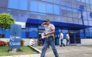 Una persona camina al pie de la empresa eléctrica en Guayaquil.