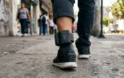 Las personas que porten grillete electrónico en Ecuador deberán pagar por su uso y monitoreo.