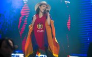 Poco antes del cierre del recital, la artista regresó al escenario con un poncho tricolor y un sombrero de paja toquilla, en un gesto que emocionó a sus fans