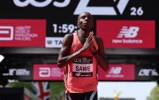 Sabastian Sawe, tiene36 años, nació en Kenia y ganó la Marathón de Londrescon tiempo de 1:59:30.