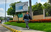 Propaganda. En La Aurora se observa propaganda del alcalde desgastada e ignorada por los residentes.