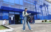 Una persona camina al pie de la empresa eléctrica en Guayaquil