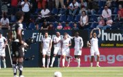 Los jugadores de Leones del Norte reclamaron la decisión de anular un gol suyo por un fuera de juego decretado por el VAR.