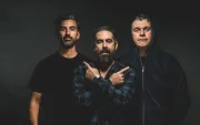 Ricardo Treviño, Arturo Arredondo y Kross Vázquez forman Desierto Drive, banda mexicana de Monterrey que lanzó a fines de 2025 su segundo disco de estudio, 'Antes de que salga el sol'.