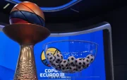 Trofeo de la Copa Ecuador previo al sorteo de la primera etapa.