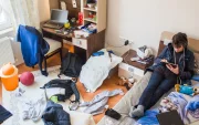 El uso intensivo de dispositivos y la desconexión social configuran un escenario que exige atención urgente desde el hogar y la salud mental.