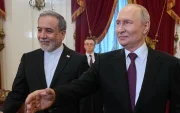 El presidente ruso Vladímir Putin (dcha.) y el ministro de Exteriores iraní, Abbas Araghchi, en San Petersburgo, Rusia, el 27 de abril de 2026.