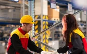 Dos trabajadores de logística revisan la mercancía.