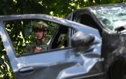 Un integrante del Ejército Nacional de Colombia custodia la vía Panamericana, lugar donde ocurrió un ataque guerrillero, en Cajibío (Colombia).