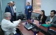 El presidente y gerente general de GRANASA, Galo Martínez Leisker (i), y la secretaria de Inmobiliar, Marissa Elena Pendola Solorzano (d), durante la Junta General de Accionistas.