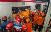 Cuatro personas han fallecido y unas cuarenta han resultado heridas y trasladadas a hospitales tras el choque de dos trenes a las afueras de Yakarta.