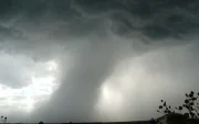 Fuertes tormentas continúan afectando el Medio Oeste de EE.UU., con riesgo de tornados violentos de categoría EF-3 o superior, granizo del tamaño de una pelota de béisbol y vientos destructivos.