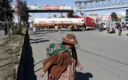 Una mujer aimara camina frente a un camión durante una jornada de protestas este lunes, en El Alto (Bolivia).