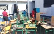 Labores. Padres de familia, docentes y hasta alumnos se unen para limpiar, pintar y arreglar las infraestructuras de los planteles.