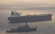 USS Rafael Peralta (DDG 115) hace cumplir el bloqueo estadounidense a los puertos iraníes contra un barco con bandera iraní que intenta navegar, el 24 de abril de 2026.