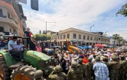Después de marchar por las calles de Babahoyo los arroceros hicieron un plantón al pie de la Gobernación de Los Ríos.