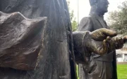 Desconocidos mutilaron las manos de las esculturas de bronce, del Parque Julio Andrade, en Quito.