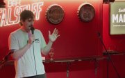 Andrade Malo, cuyo nombre artístico es RRRRRRRRRRRRRAM, empezó su carrera sobre las tablas del Puerto Principal.